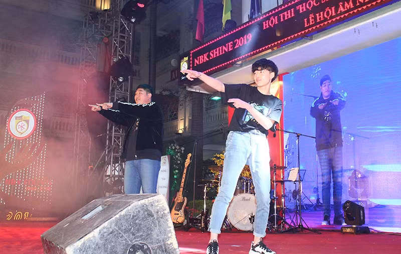 Các nam sinh Hàn Quốc tham gia Lễ hội âm nhạc