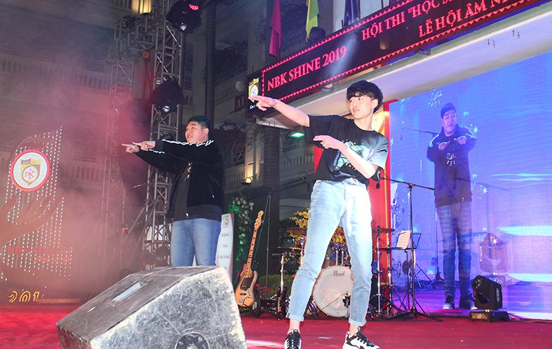 Các nam sinh Hàn Quốc tham gia Lễ hội âm nhạc Các nam sinh Hàn Quốc tham gia Lễ hội âm nhạc