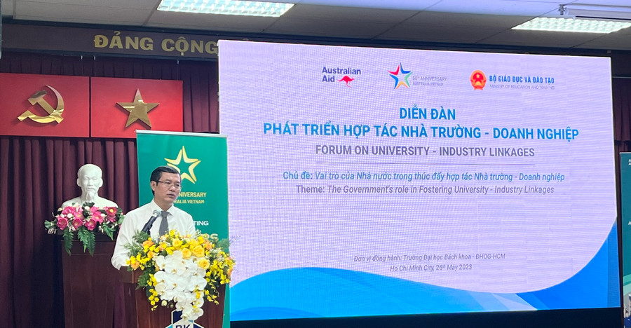 Thứ trưởng Bộ GD&amp;ĐT Nguyễn Văn Phúc phát biểu tại diễn đàn.