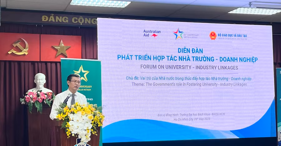 Thứ trưởng Bộ GD&amp;ĐT Nguyễn Văn Phúc phát biểu tại diễn đàn.