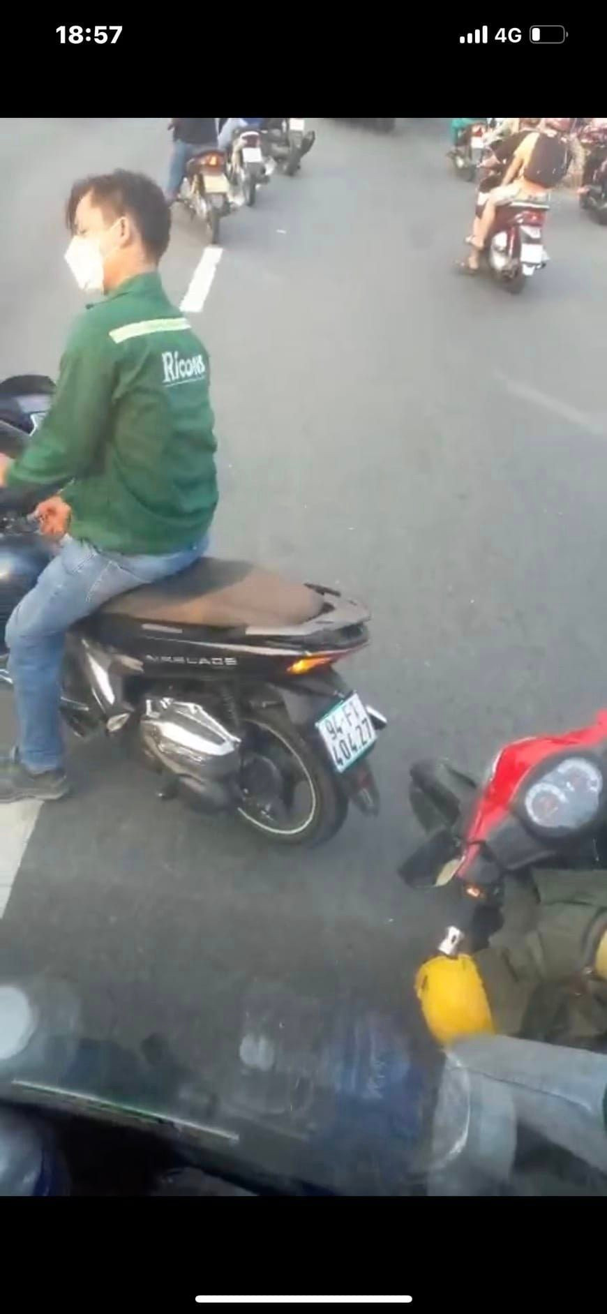 Một trong 2 thanh niên đập phá xe khách.