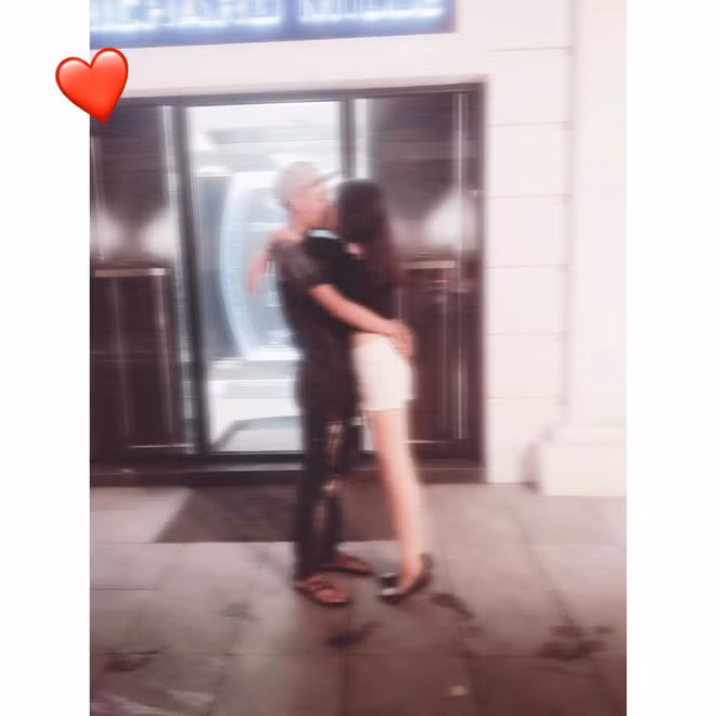 Đăng cùng bức thư tình là hình ảnh đầy tình cảm của đôi trẻ.