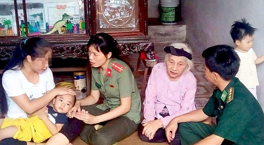 Công an, Bộ đội Biên phòng Thanh Hóa động viên nạn nhân bị lừa qua Trung Quốc sau nhiều năm trở về