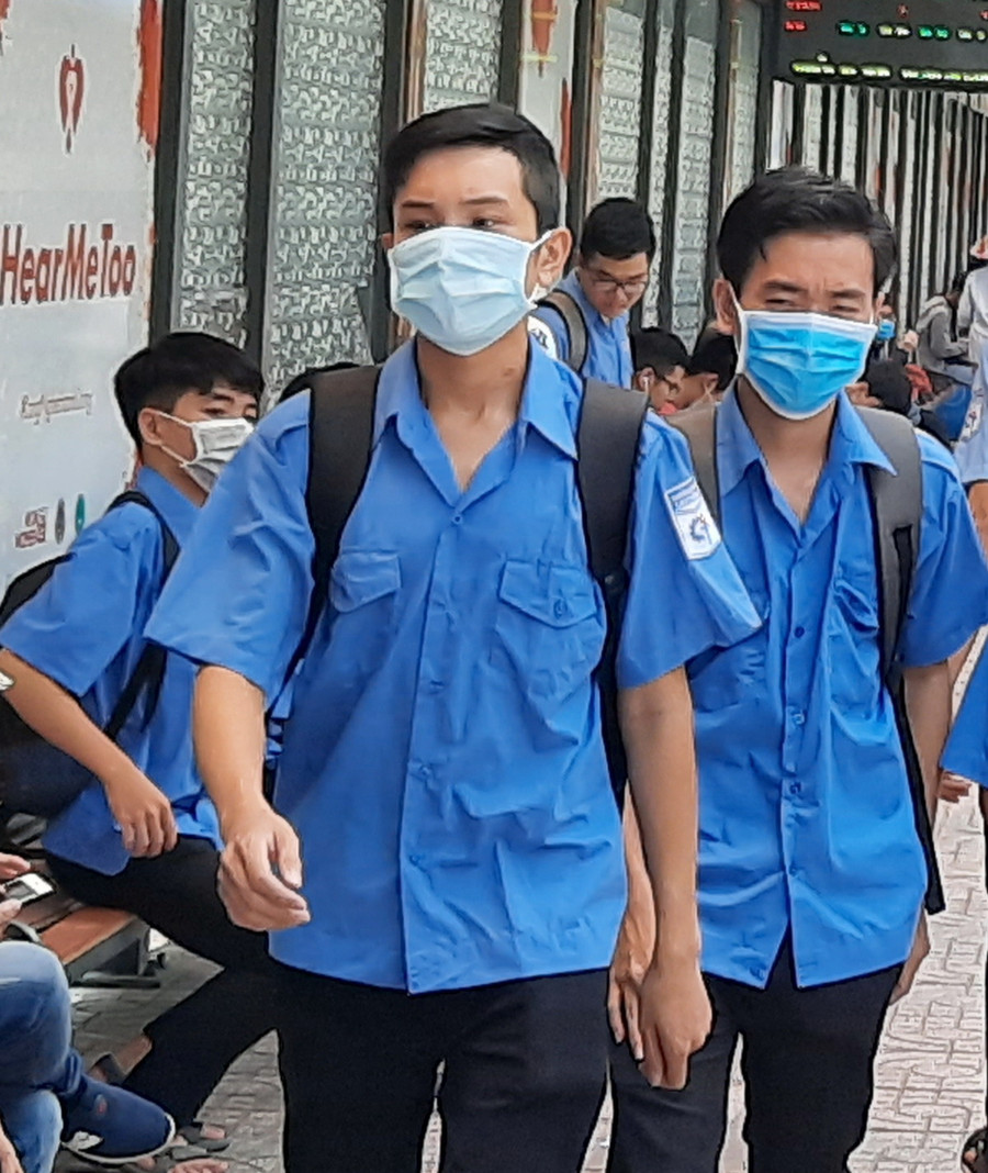 SV TP.HCM đi đường phải đeo khẩu trang để tránh ô nhiễm không khí. Ảnh: TG. SV TP.HCM đi đường phải đeo khẩu trang để tránh ô nhiễm không khí. Ảnh: TG.