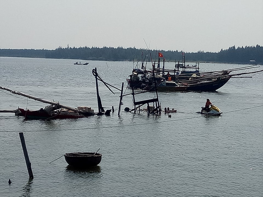Vụ cháy nổ bình ga trên thuyền đánh cá, khiến 3 người chết và mất tích, 5 người bị thương nặng. Vụ cháy nổ bình ga trên thuyền đánh cá, khiến 3 người chết và mất tích, 5 người bị thương nặng.