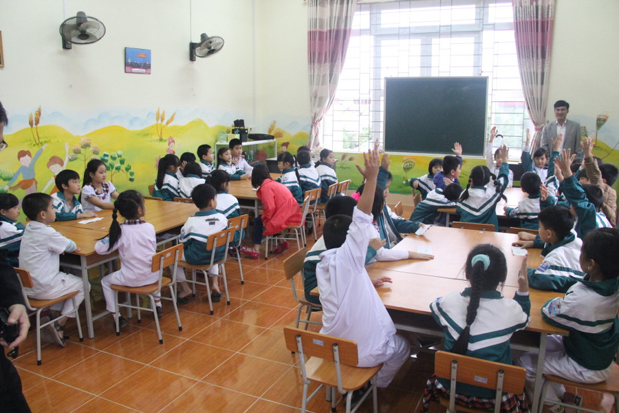 Lớp học quá đông học sinh cũng tạo ra áp lực cho giáo viên Lớp học quá đông học sinh cũng tạo ra áp lực cho giáo viên