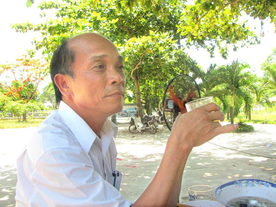 Thầy Huân ngồi ở sân trường trong buổi chia tay