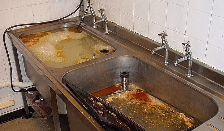 Bí quyết đơn giản làm sạch ống cống nhà bếp và phòng tắm