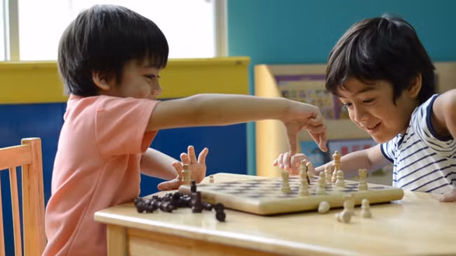 Cha mẹ mà hay làm điều này vô tình sẽ biến con mình thành một đứa trẻ hay ghen tị với mọi thứ xung quanh-4