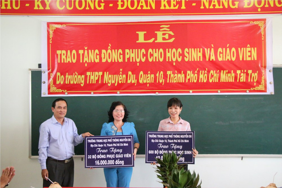 Trường THPT Nguyễn Du trao tặng đồng phục học sinh, đồng phục giáo viên Trường THCS Mỹ An, huyện Thạnh Phú, Bến Tre Trường THPT Nguyễn Du trao tặng đồng phục học sinh, đồng phục giáo viên Trường THCS Mỹ An, huyện Thạnh Phú, Bến Tre