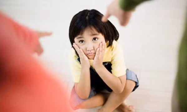 Kết quả hình ảnh cho bố mẹ chửi con trước mặt người khác