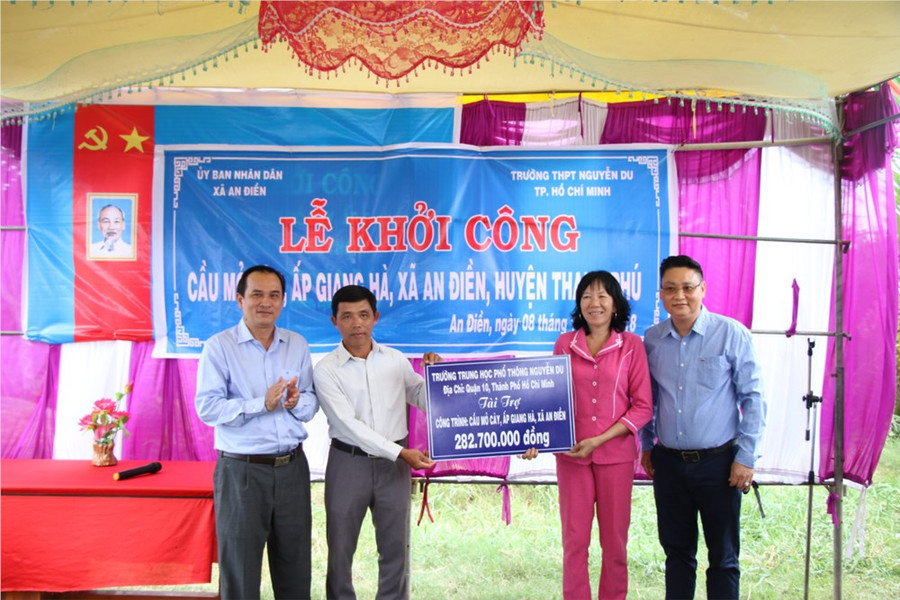 Trường THPT Nguyễn Du trao tiền hỗ trợ xây cầu tại xã An Điền, huyện Thạnh Phú, Bến Tre Trường THPT Nguyễn Du trao tiền hỗ trợ xây cầu tại xã An Điền, huyện Thạnh Phú, Bến Tre