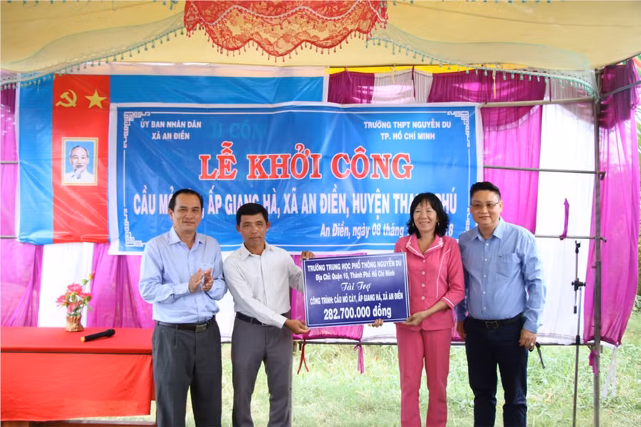 Trường THPT Nguyễn Du trao tiền hỗ trợ xây cầu tại xã An Điền, huyện Thạnh Phú, Bến Tre