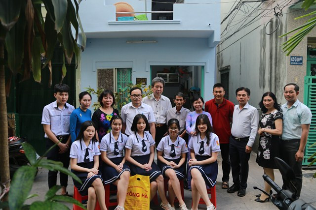 Công đoàn ngành Giáo dục TPHCM, thầy và trò Trường THCS-THPT Hồng Hà tặng mái ấm công đoàn cho thầy Vương Thiện Nhân giáo viên Trường THPT Hiệp Bình (quận Thủ Đức)