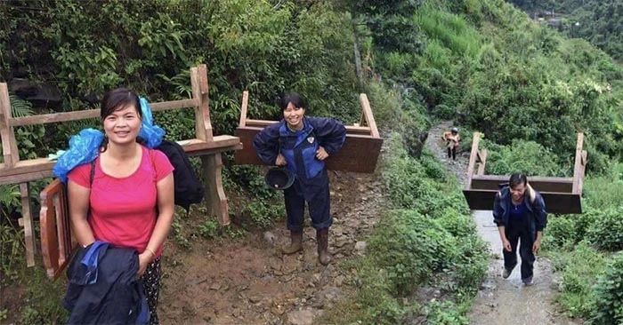 Đường rừng núi cheo leo không thể dùng xe máy, các giáo viên Trường Tiểu học Hồng Thu, huyện Sìn Hồ (Lai Châu) phải cõng bàn ghế cho HS từ trường chính về điểm trường