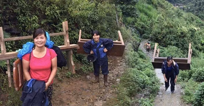 Đường rừng núi cheo leo không thể dùng xe máy, các giáo viên Trường Tiểu học Hồng Thu, huyện Sìn Hồ (Lai Châu) phải cõng bàn ghế cho HS từ trường chính về điểm trường