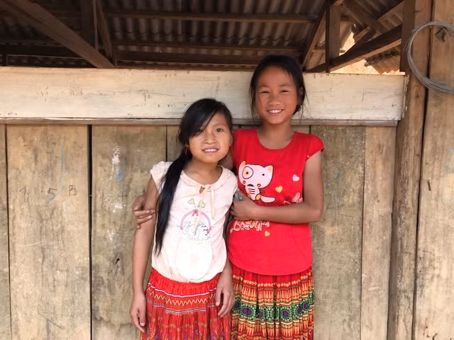 Cô học trò Vàng A Ninh (bên phải) với giấc mơ làm cô giáo