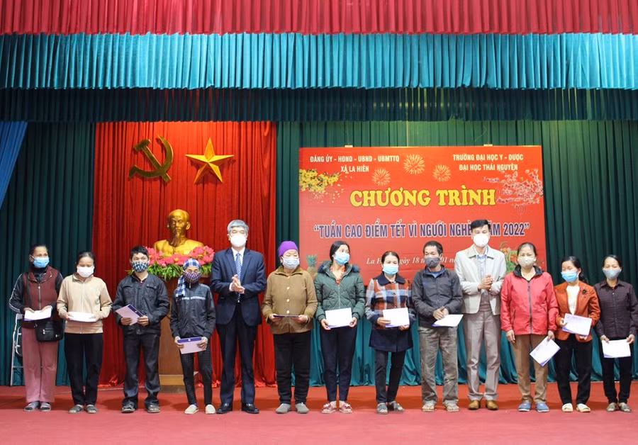 TS Nguyễn Đắc Trung, Phó Bí thư Đảng uỷ, Chủ tịch Hội đồng trường đại học Y - Dược và ông Trần Đức Tú, Phó Bí thường trực Đảng uỷ xã La Hiên trao quà tặng cho các gia đình chính sách và hộ nghèo tại địa phương.