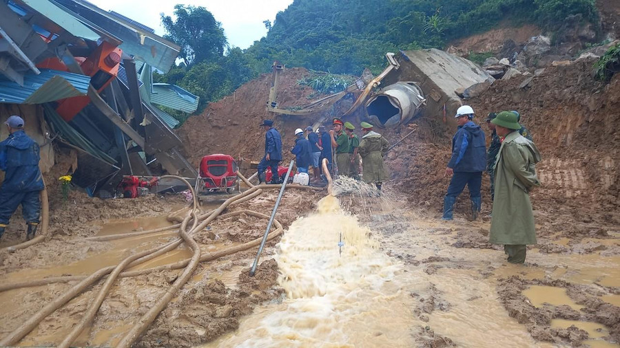 Các đơn vị khẩn trương, chạy đua với thời gian tìm kiếm nạn nhân mất tích.