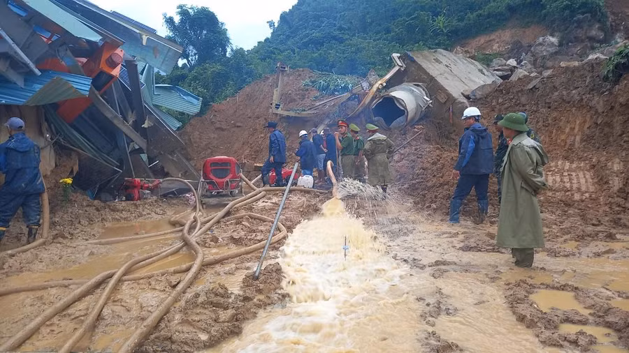 Các đơn vị khẩn trương, chạy đua với thời gian tìm kiếm nạn nhân mất tích.