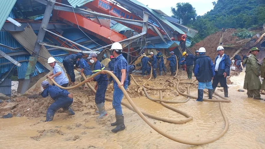 Hiện lực lượng tìm kiếm cứu nạn, cứu hộ đang nỗ lực cùng chính quyền địa phương tập trung tìm kiếm nhân viên bị mất liên lạc.