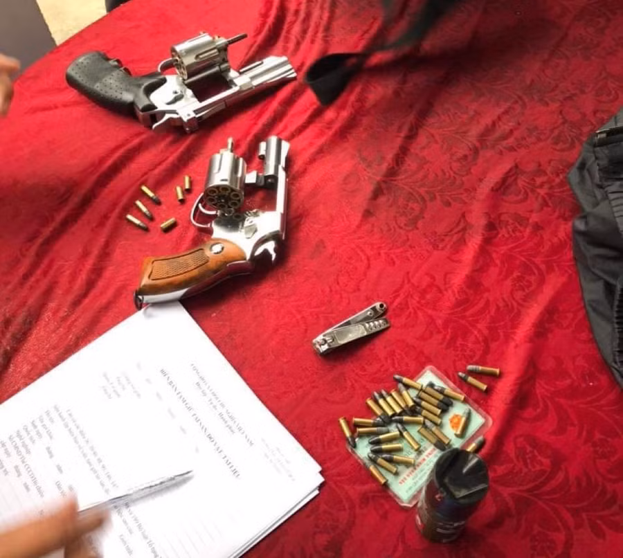 Cảnh sát thu giữ 2 khẩu súng cùng hàng chục viên đạn đầu chì tại hiện trường. Cảnh sát thu giữ 2 khẩu súng cùng hàng chục viên đạn đầu chì tại hiện trường.