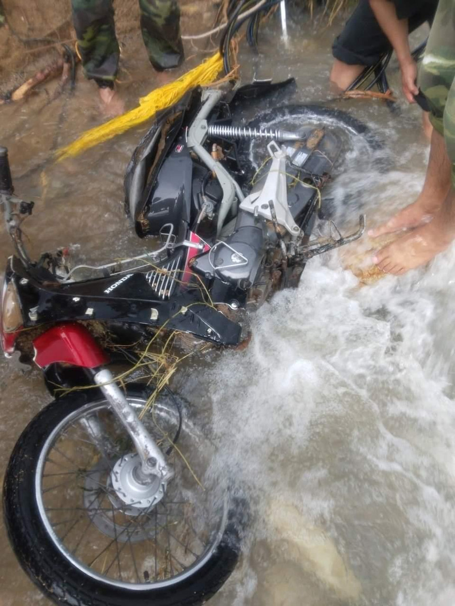 Xe gắn máy của anh Nam được tìm thấy cách vị trí sạt lở núi khoảng 200m về phía hạ lưu suối Hà Doi.