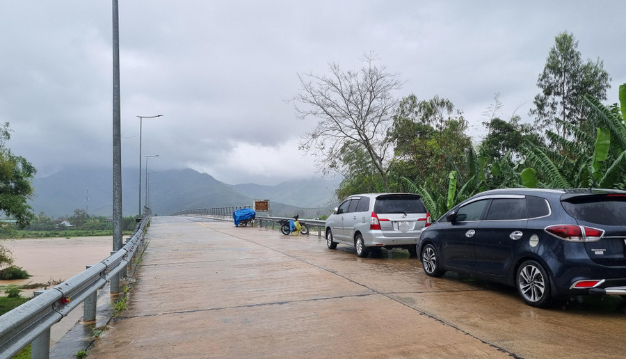 Trong đợt mưa lớn từ đêm 9 - 11/10 vừa qua, khi nước sông Vệ dâng cao, nhiều người dân đã đưa tài sản lên tránh lũ tại cầu Hành Tín - bắt qua sông Vệ nối liền 2 xã Hành Tín Đông và Hành Tín Tây.