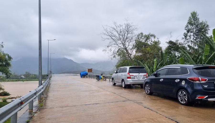 Trong đợt mưa lớn từ đêm 9 - 11/10 vừa qua, khi nước sông Vệ dâng cao, nhiều người dân đã đưa tài sản lên tránh lũ tại cầu Hành Tín - bắt qua sông Vệ nối liền 2 xã Hành Tín Đông và Hành Tín Tây.