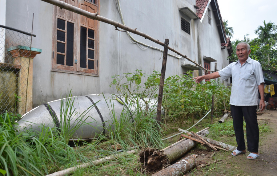 Ông Năm còn chuẩn bị sẵn ghe để khi nước dâng cao có thể ứng cứu bà con trong xóm.