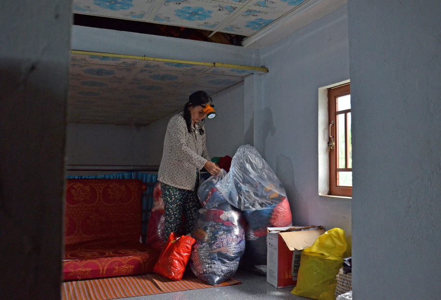 Đồ đạc cần thiết đã được các gia đình đưa lên cao, đề phòng trận mưa lớn sắp tới.