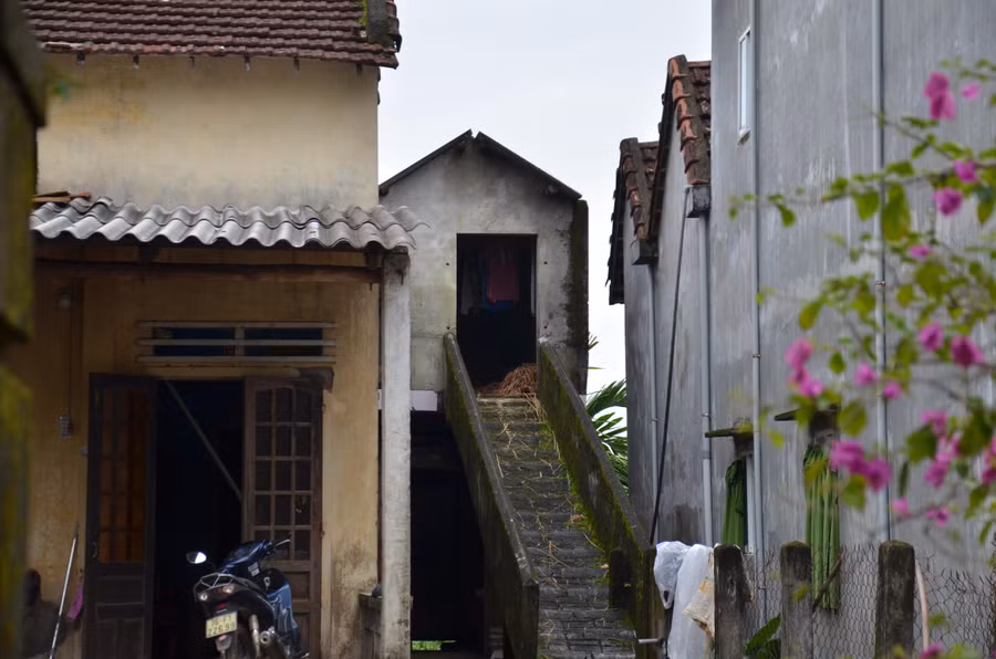 Những căn gác tránh lũ cho gia súc, gia cầm phòng khi lũ về cũng là hình ảnh dễ bắt gặp ở nơi này.