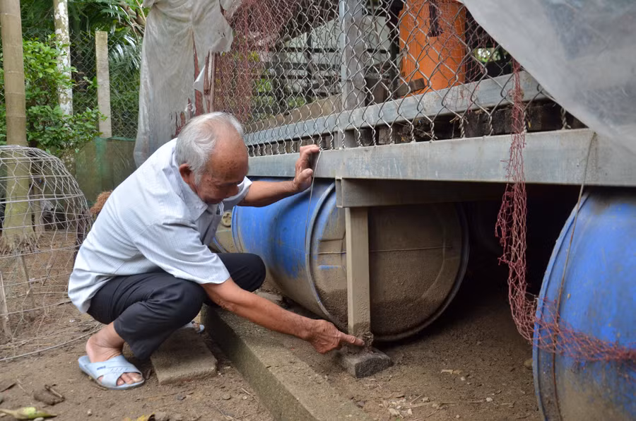 Theo ông Năm, "chiếc chuồng di động" này được ông thiết kế dựa theo mô hình bè nổi của ngư dân miền biển, những chiếc thùng nhựa đóng vai trò như chiếc phao giúp chuồng nổi lên khi nước lũ dâng cao.