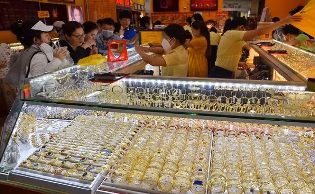 Giá vàng hôm nay giảm mạnh 300.000 đồng/lượng