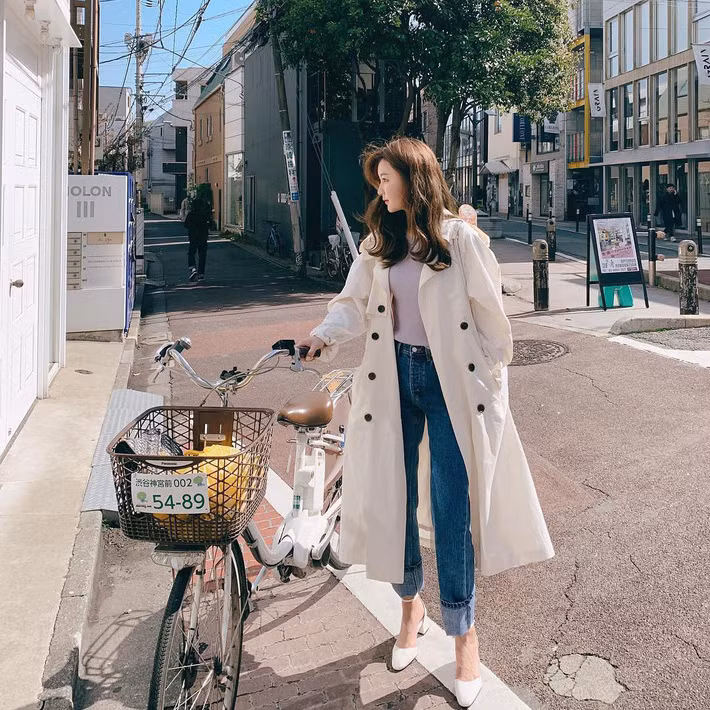 Với set đồ đơn giản áo thun + quần jeans, bạn chỉ cần học cô nàng này cách mix cùng trench coat và giày cùng tone là nhìn đã sang xịn hẳn lên rồi.