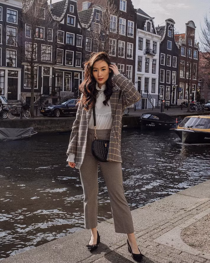 Những món đồ kẻ luôn mang lại cho người mặc vẻ chững chạc, nếu định chọn cho mình set đồ với quần âu và blazer kẻ, hãy nhớ chọn cho mình một chiếc áo blouse trắng đơn giản cùng một đôi giày cao gót đen tinh tế nhé. 