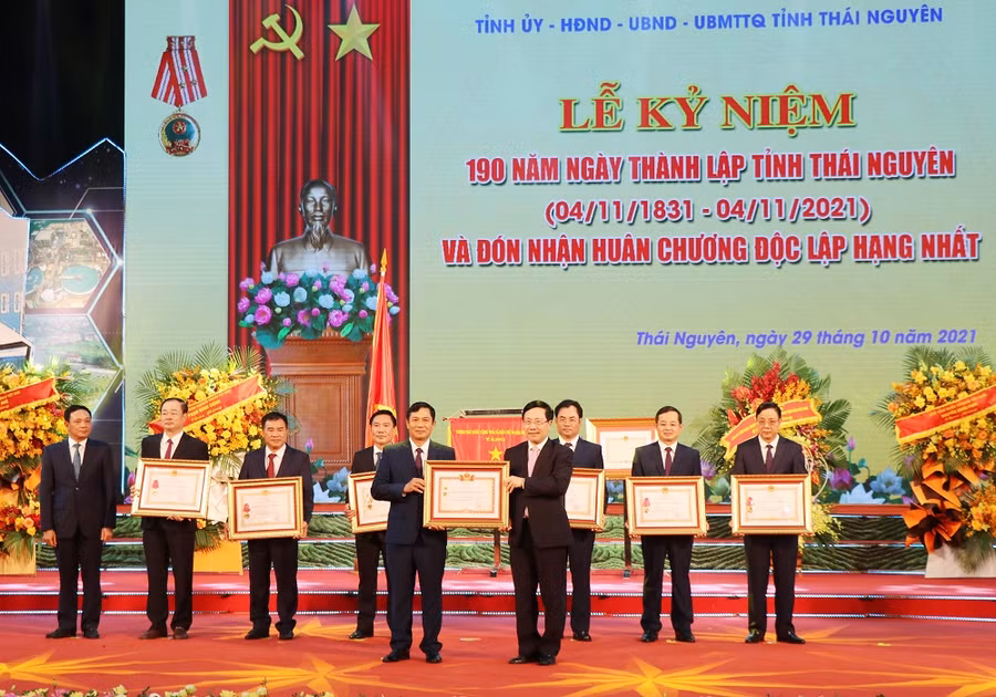 Phó Thủ tướng Thường trực Chính phủ Phạm Bình Minh trao tặng Huân chương và danh hiệu Chiến sĩ thi đua toàn quốc cho các cá nhân có thành tích xuất sắc