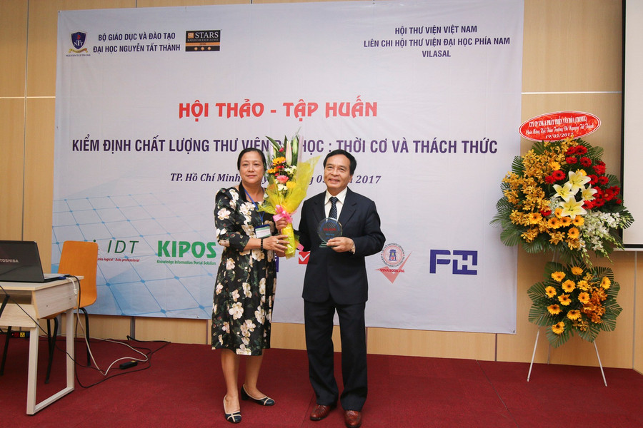 PGS.TS Nguyễn Mạnh Hùng - Hiệu trưởng Trường Đại học Nguyễn Tất Thành - tặng hoa, kỉ niệm chương cho các khách mời PGS.TS Nguyễn Mạnh Hùng - Hiệu trưởng Trường Đại học Nguyễn Tất Thành - tặng hoa, kỉ niệm chương cho các khách mời