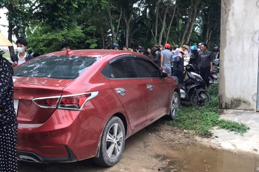 Rất đông người dân đến thăm hỏi gia đình nạn nhân