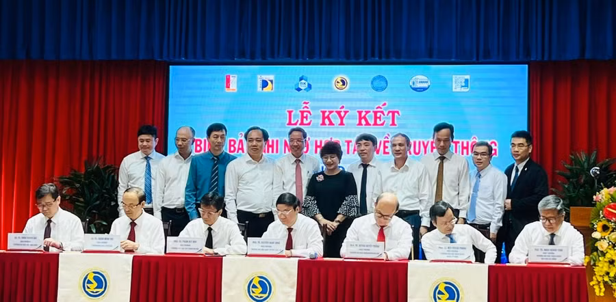 Đại diện 7 trường đại học khối kỹ thuật thực hiện ký kết hợp tác về truyền thông