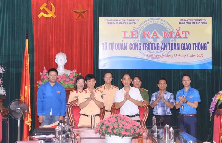 Lễ ra mắt mô hình Cổng trường An toàn giao thông tại trường Cao đẳng Thái Nguyên. Lễ ra mắt mô hình Cổng trường An toàn giao thông tại trường Cao đẳng Thái Nguyên.
