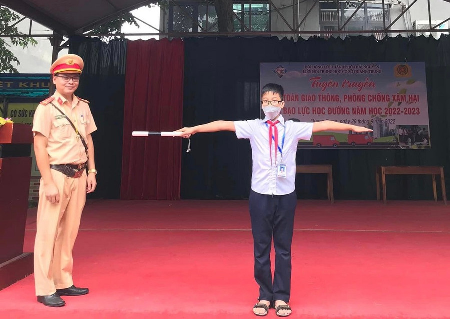 Thông qua các hoạt động bổ ích mỗi học sinh sẽ trở thành những tuyên truyền viên tích cực vận động người thân, gia đình chấp hành nghiêm các quy định về đảm bảo trật tự an toàn giao thông.