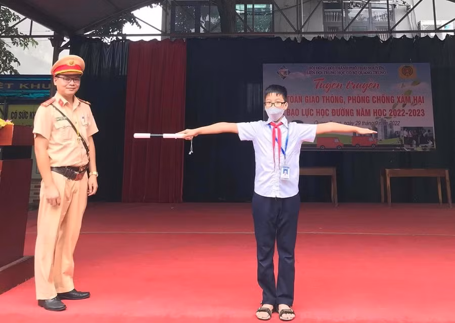 Thông qua các hoạt động bổ ích mỗi học sinh sẽ trở thành những tuyên truyền viên tích cực vận động người thân, gia đình chấp hành nghiêm các quy định về đảm bảo trật tự an toàn giao thông. Thông qua các hoạt động bổ ích mỗi học sinh sẽ trở thành những tuyên truyền viên tích cực vận động người thân, gia đình chấp hành nghiêm các quy định về đảm bảo trật tự an toàn giao thông.