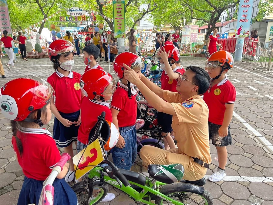 Nâng cao ý thức chấp hành pháp luật an toàn giao thông cho học sinh, sinh viên.