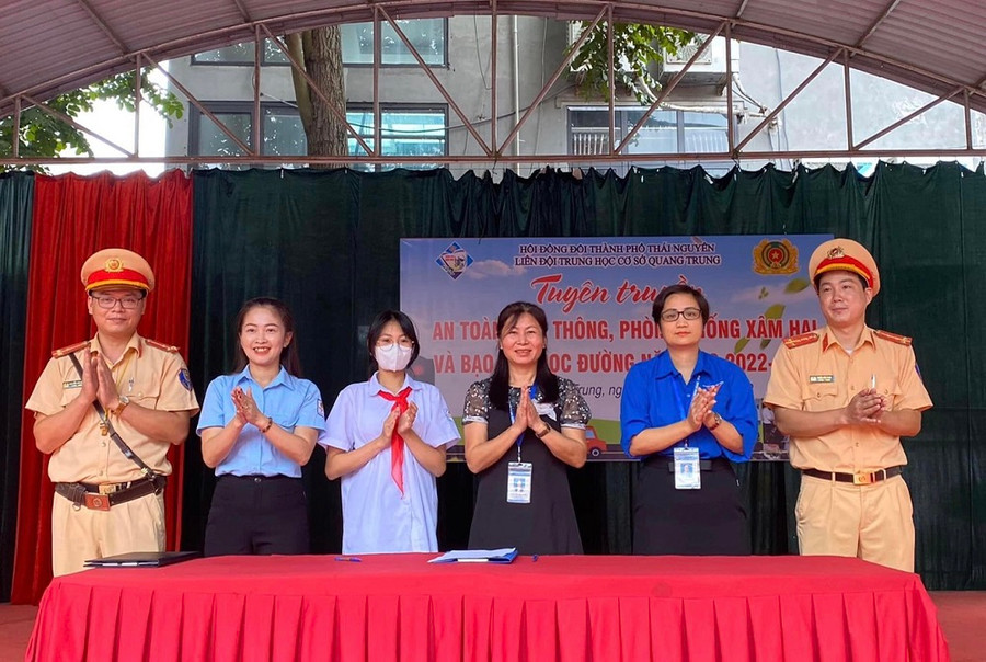 Trường THCS Quang Trung phối hợp với Công an thành phố Thái Nguyên tổ chức ký cam kết cho học sinh, chấp hành nghiêm các quy định của pháp luật về đảm bảo An toàn giao thông.