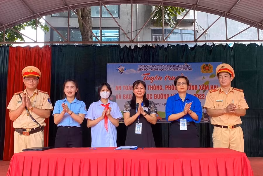 Trường THCS Quang Trung phối hợp với Công an thành phố Thái Nguyên tổ chức ký cam kết cho học sinh, chấp hành nghiêm các quy định của pháp luật về đảm bảo An toàn giao thông. Trường THCS Quang Trung phối hợp với Công an thành phố Thái Nguyên tổ chức ký cam kết cho học sinh, chấp hành nghiêm các quy định của pháp luật về đảm bảo An toàn giao thông.