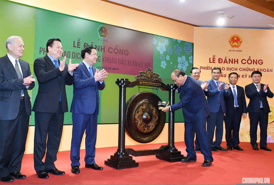 Thủ tướng đánh cồng khai trương hoạt động giao dịch chứng khoán đầu Xuân 2019. Ảnh: VGP/Quang Hiếu. Thủ tướng đánh cồng khai trương hoạt động giao dịch chứng khoán đầu Xuân 2019. Ảnh: VGP/Quang Hiếu.