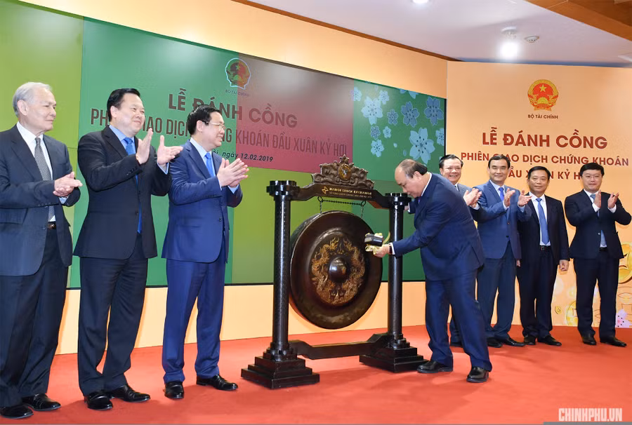 Thủ tướng đánh cồng khai trương hoạt động giao dịch chứng khoán đầu Xuân 2019. Ảnh: VGP/Quang Hiếu.