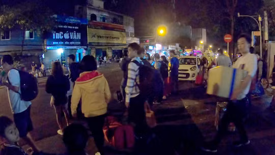  Grab đểu bủa vây Bến xe Miền Đông chặt chém hành khách sau Tết - Ảnh 1.