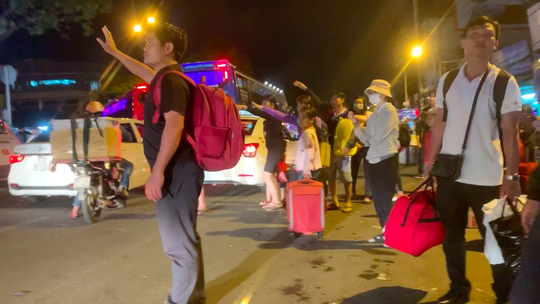 Grab đểu bủa vây Bến xe Miền Đông chặt chém hành khách sau Tết - Ảnh 2.  Grab đểu bủa vây Bến xe Miền Đông chặt chém hành khách sau Tết - Ảnh 2.